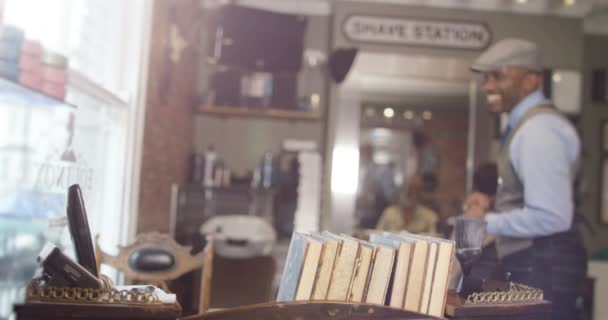 Улыбающийся парикмахер за стойкой регистрации — стоковое видео