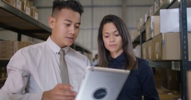 Hombre y mujer de negocios mirando la tableta — Vídeos de Stock