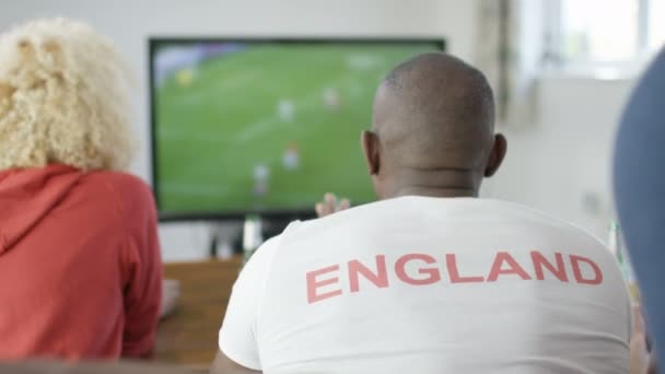 Amigos assistindo jogo de esportes na TV — Vídeo de Stock