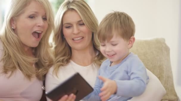 Семья смотрит на планшетный компьютер — стоковое видео