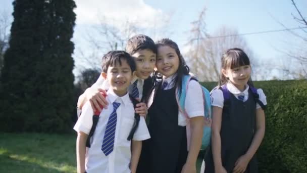 Unga barn utomhus på skolgården — Stockvideo