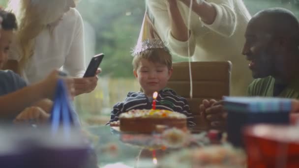 Pojke firar sin födelsedag — Stockvideo