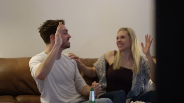 Couple relaxant à la maison — Video