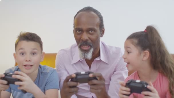 Dědeček se snaží hrát video hry — Stock video
