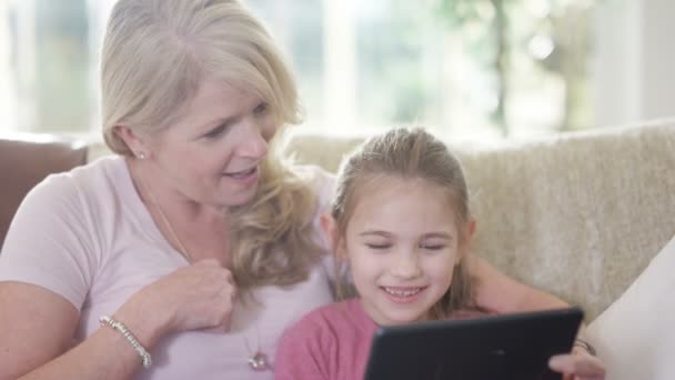 Grand-mère et petite-fille faisant un appel vidéo — Video