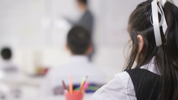 enfants en classe à l'écoute de l'enseignant  