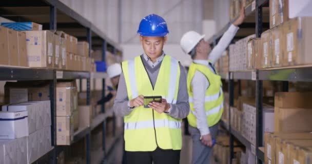 Arbeiter bereiten Waren für den Versand vor — Stockvideo