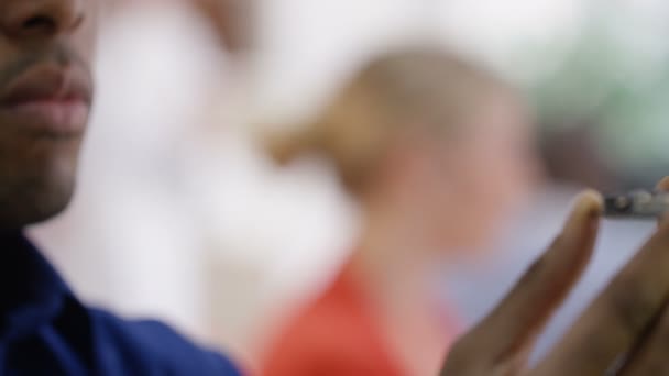 ingénieur tenant composant électrique  