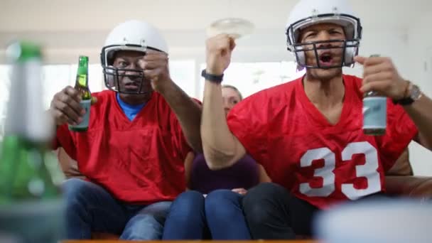 Amigos assistindo jogo de futebol — Vídeo de Stock