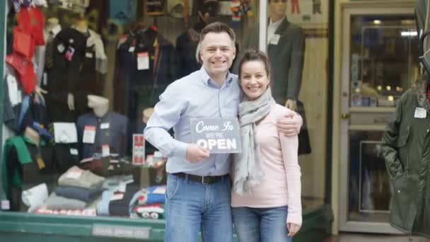 店の外の幸せなビジネス パートナー — ストック動画