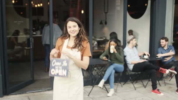 Dueño de la cafetería sostiene un cartel — Vídeos de Stock