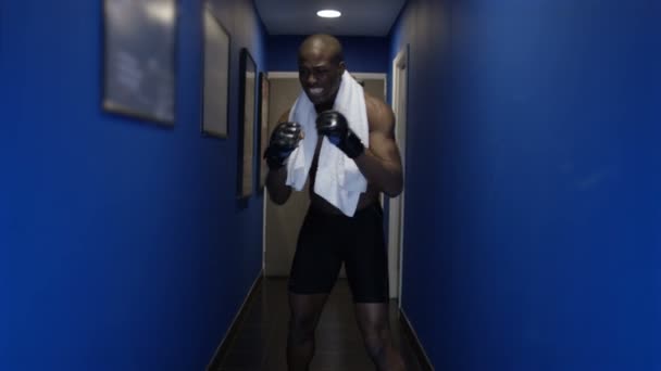 MMA lutador se empolgando antes de uma luta — Vídeo de Stock