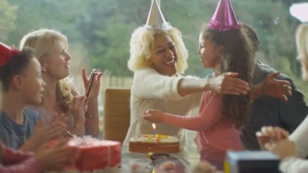 Mujer celebra su cumpleaños — Vídeos de Stock