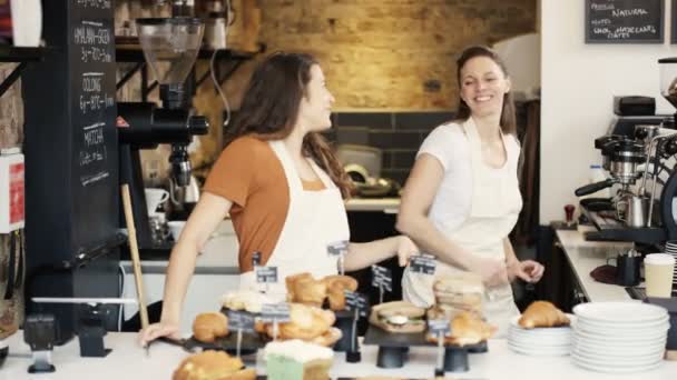 Lavoratore sorridente in piedi dietro il bancone — Video Stock