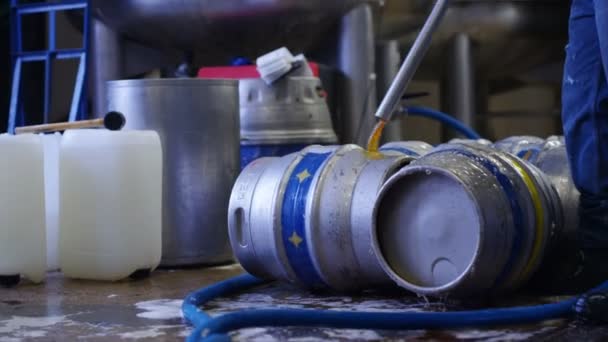 Pracownik napełniania beczek piwa — Wideo stockowe