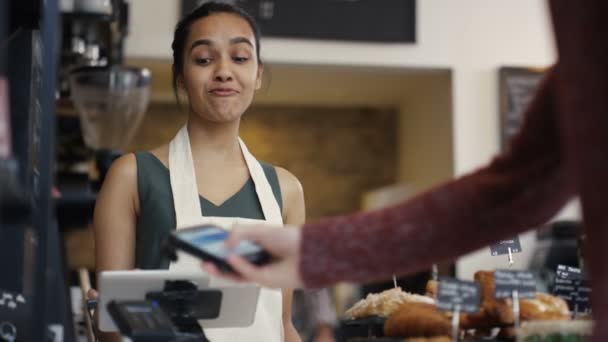 Trabajador que atiende a un cliente en tienda — Vídeo de stock