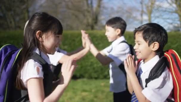 Enfants jouant tapoter un gâteau à l'extérieur — Video