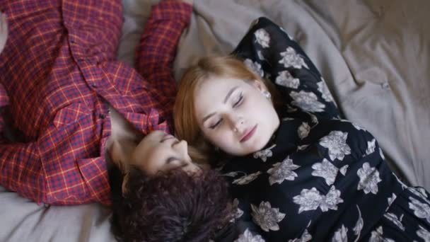 Casal feminino deitado para relaxar — Vídeo de Stock