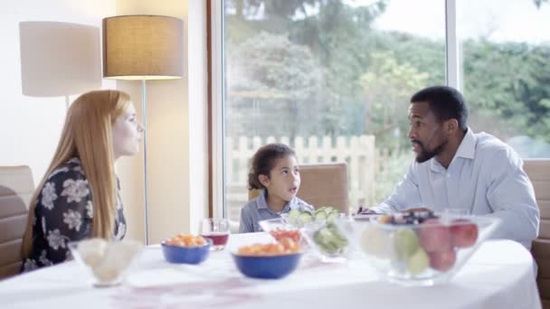 Familia almorzando en casa — Vídeo de stock