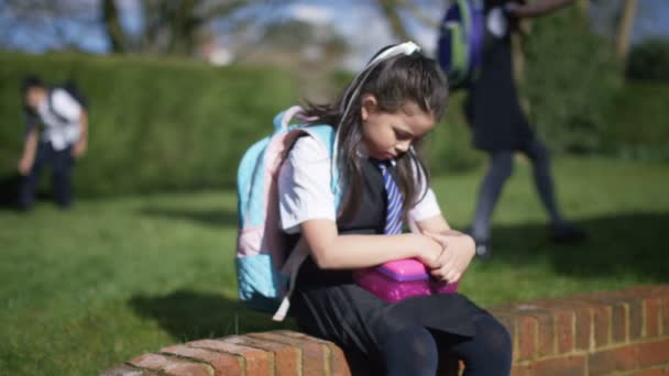 Meisje cheers wanneer kinderen komen om te spelen — Stockvideo