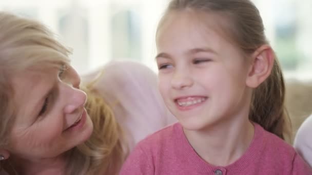 Schöne lächelnde Familie — Stockvideo