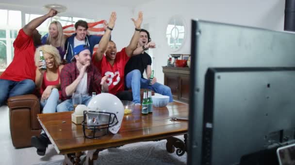 Vrienden kijken naar American football-wedstrijd — Stockvideo