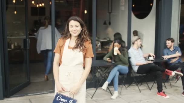 Dueño de la cafetería sostiene un cartel — Vídeos de Stock