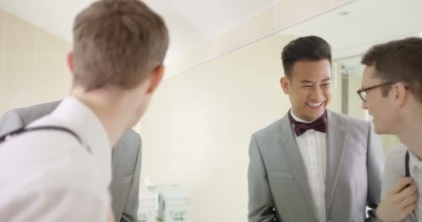 Gay pareja llegar listo para boda — Vídeos de Stock