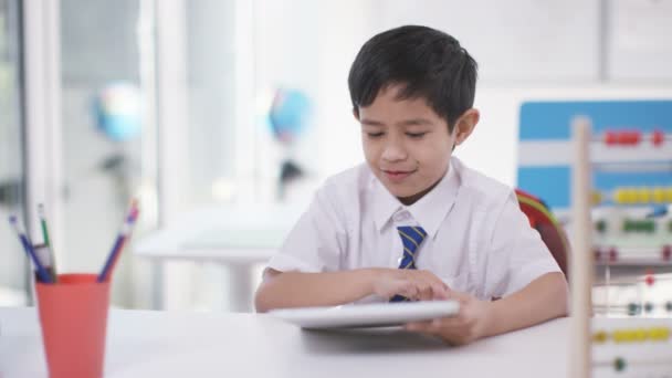 Menino em sala de aula usando tablet computador — Vídeo de Stock