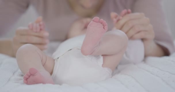 Mère avec bébé fille — Video