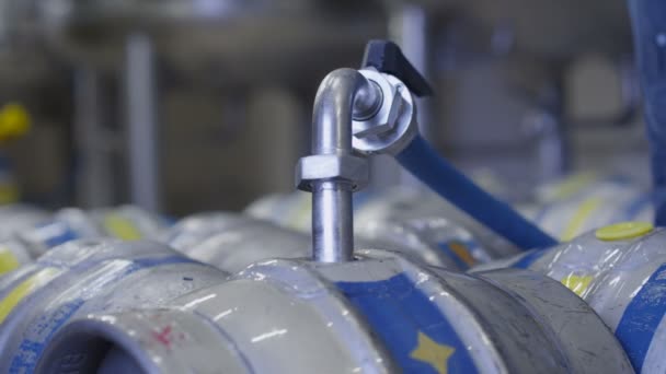 啤酒桶装满软管 — 图库视频影像