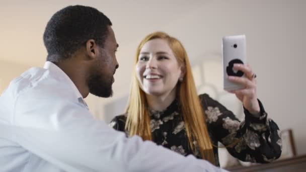 Casal posar para tirar uma selfie — Vídeo de Stock