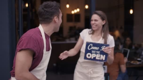 Eigenaar permanent in de deuropening van café — Stockvideo