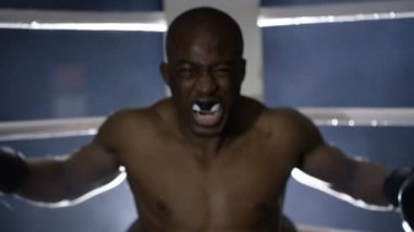 savaş yüzük köşesinde oturuyor