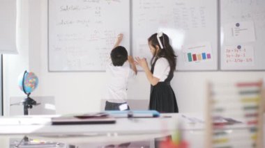 Çocukların okul sınıfta grup 