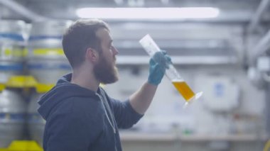 Ürünün kalitesini kontrol işçi