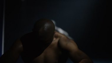 Mma savaşçı bir egzersiz sırasında dinlenme