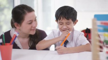 çocuk sınıf öğretmeni bazı yardım alma