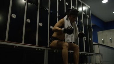 MMA savaşçı soyunma odasında yalnız