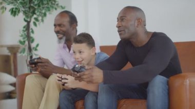 video oyunları oynarken aile