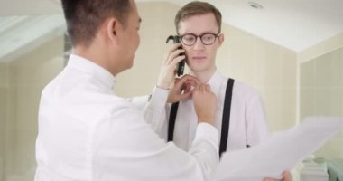 gay çift banyoda hazırlanıyor