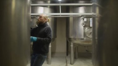 Makineleri kontrol bira fabrikası işçisi