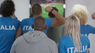 televizyonda spor maç izlerken arkadaşlar