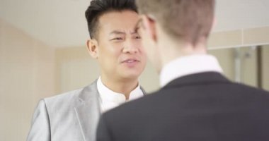 Çift düğün günü için hazırlanıyor