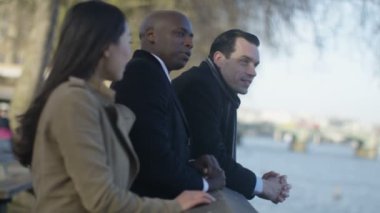 açık havada konuşurken iş grubu