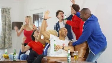 televizyonda spor maç izlerken arkadaşlar