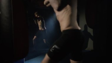 Spor salonunda eğitimi Mma savaşçı