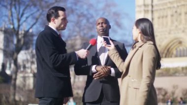 gazetecilere canlı röportaj veren siyasetçi