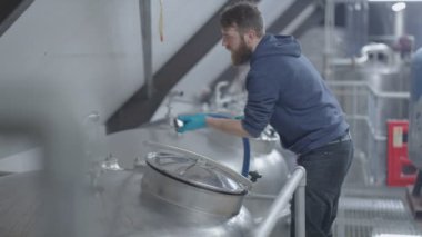 Ekipman kontrol işçi