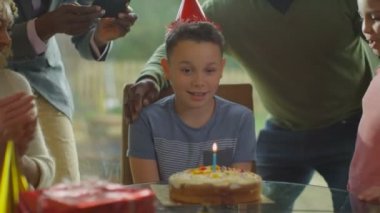  çocuk doğum günü kutluyor